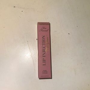 Too Faced Lip Injection Lip Gloss. Color: Glossy and Bossy